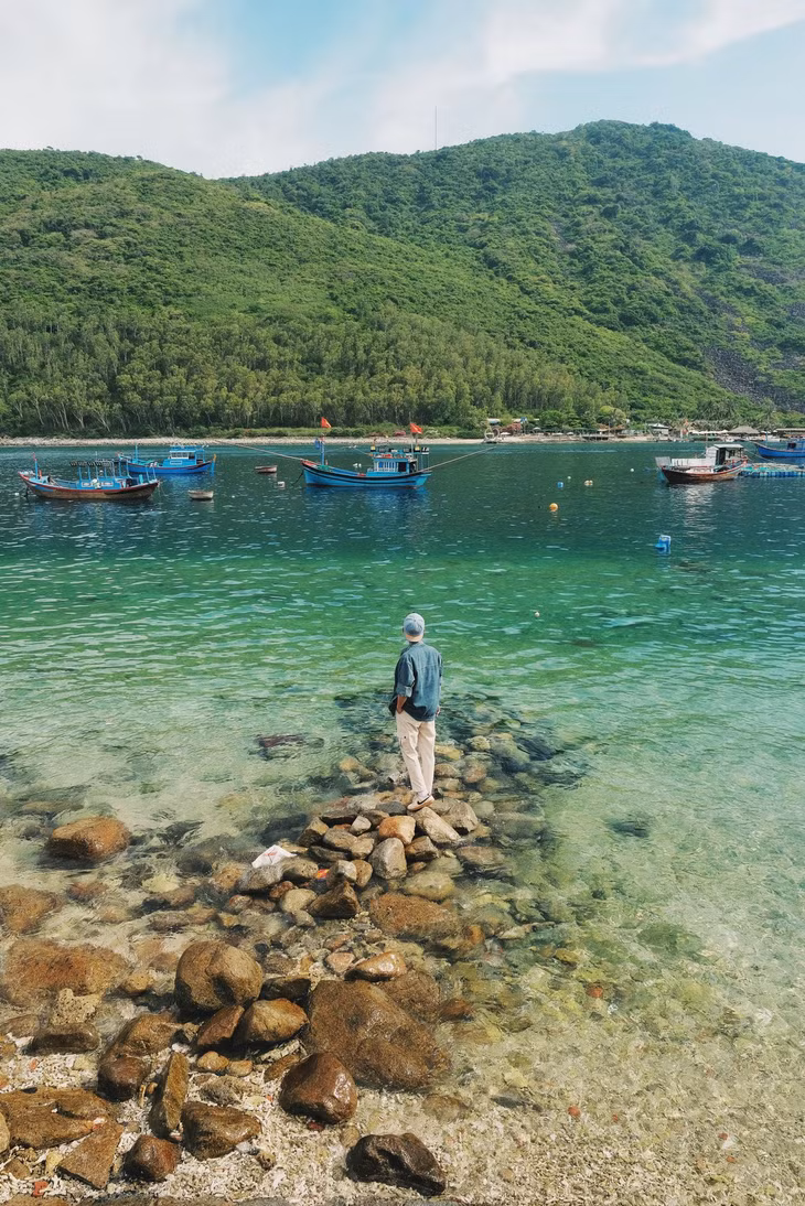 Làn nước xanh trong tận đáy với màu ngọc bích cuốn hút ở Bích Đầm, Hòn Tre, Khánh Hòa. Ảnh: Phạm Quang Tuyên