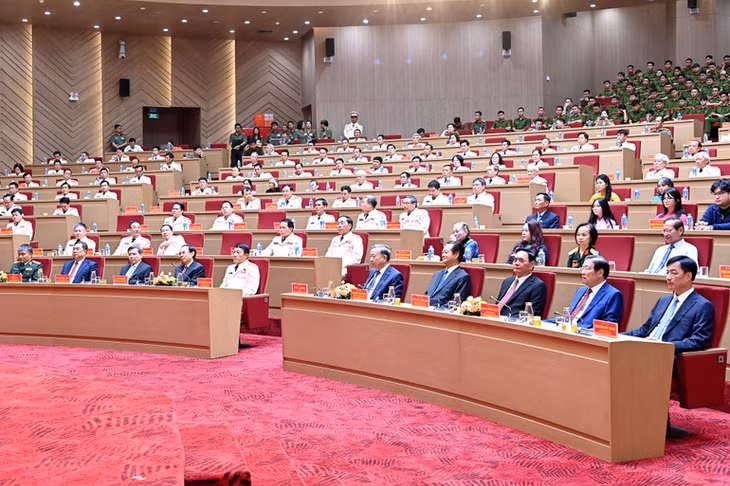Tổng Bí thư Tô Lâm và các đồng chí lãnh đạo, nguyên lãnh đạo Đảng, Nhà nước, đại diện gia đình cố Bộ trưởng, Thượng tướng Bùi Thiện Ngộ dự lễ truy tặng. (Ảnh: ĐĂNG KHOA)