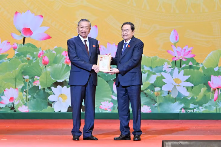 Chủ tịch Quốc hội Trần Thanh Mẫn trao tặng Tổng Bí thư Tô Lâm kỷ niệm chương “Vì sự nghiệp Quốc hội Việt Nam”.