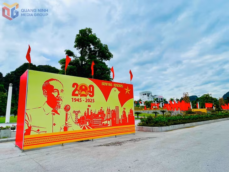 Các tấm pano lớn in hình ảnh, khẩu hiệu chào mừng Quốc khánh 2/9 được treo dọc các tuyến phố; tạo không khí hân hoan, phấn khởi hướng về ngày lễ trọng đại của đất nước.
