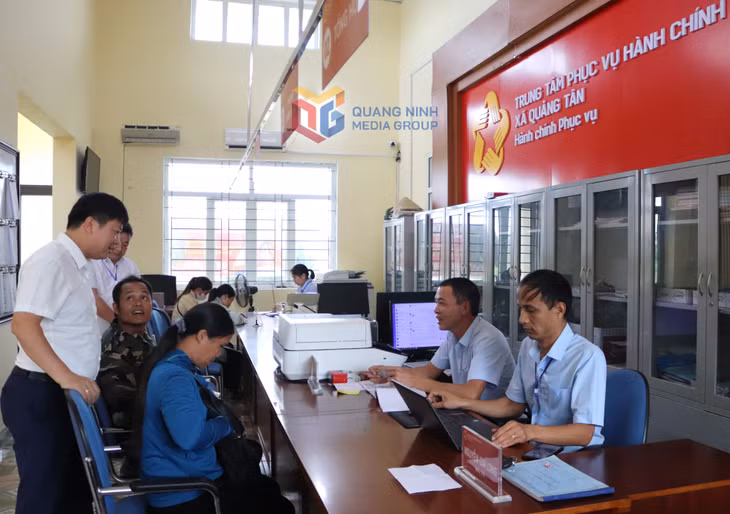 Lãnh đạo xã Quảng Tân kiểm tra hoạt động tại Trung tâm phục vụ hành chính công xã