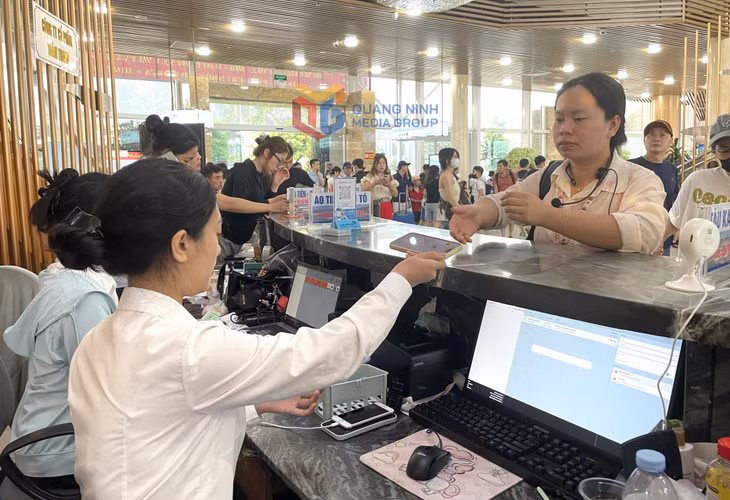 Khách du lịch ra các tuyến đảo làm thủ tục qua Cảng cao cấp Ao Tiên.