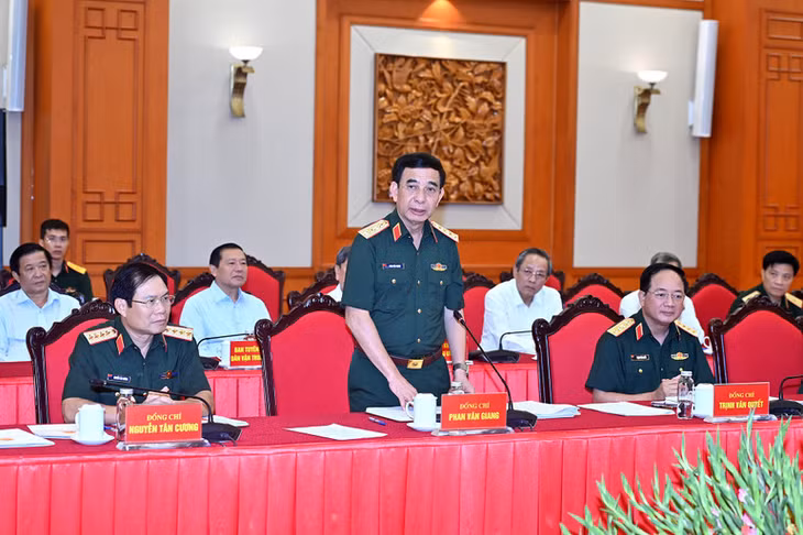 Đại tướng Phan Văn Giang, Ủy viên Bộ Chính trị, Phó Bí thư Quân ủy Trung ương, Bộ trưởng Quốc phòng phát biểu tại buổi làm việc. (Ảnh: ĐĂNG KHOA)