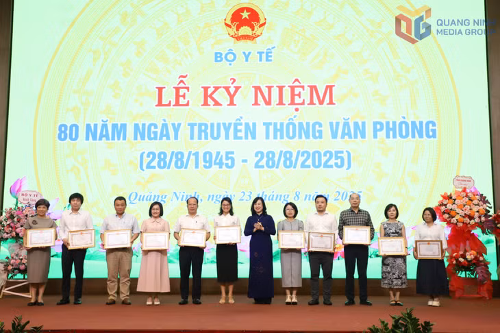 Các tập thể, cá nhân được nhận Bằng khen của Bộ Y tế.