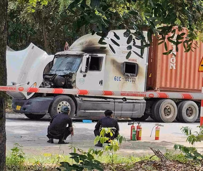 Cơ quan chức năng đang phong tỏa hiện trường vụ cháy xe container. Ảnh: Đình Trọng