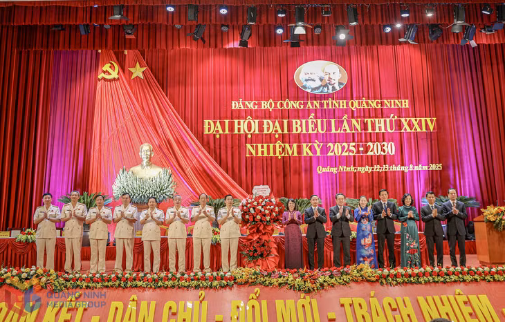 Các đồng chí lãnh đạo tỉnh, tặng hoa chúc mừng Đại hội.