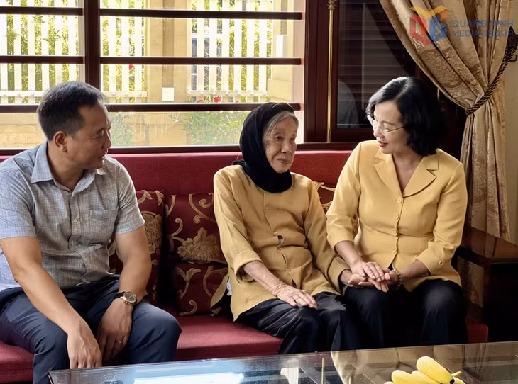Đồng chí Bùi Thúy Phượng ân cần thăm hỏi sức khỏe Mẹ Việt Nam anh hùng Hoàng Thị Lại.