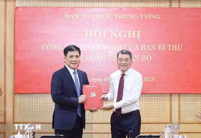 Ông Lê Minh Hưng, Ủy viên Bộ Chính trị, Bí thư Trung ương Đảng, Trưởng Ban Tổ chức Trung ương, trao Quyết định bổ nhiệm của Ban Bí thư cho ông Nguyễn Thanh Bình. Ảnh: Phương Hoa/TTXVN