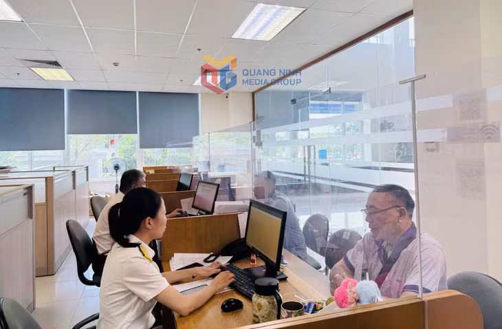 Cán bộ Thuế Quảng Ninh hướng dẫn người dân, doanh nghiệp thực hiện các thủ tục hành chính thuế.