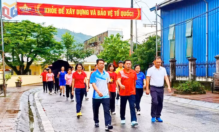 Sau đó, tất cả cùng nhau đi bộ trên các tuyến đường chính trung tâm xã Ba Chẽ với chiều dài hơn 3 km.
