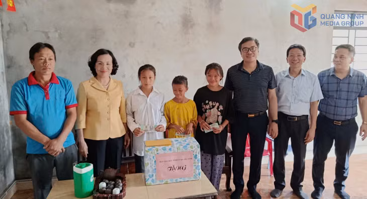Đoàn công tác thăm hỏi, động viên và trao quà cho cháu Lý Minh Huyền trước thềm năm học mới.