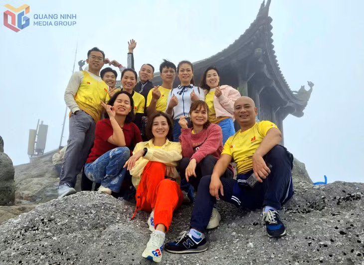 Du khách tham gia giải Yên Tử Heritage Marathon tham quan chùa Đồng sau khi kết thúc giải đấu.