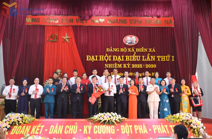 Đồng chí Nguyễn Văn Hồi, Chủ tịch Uỷ ban MTTQ Việt Nam tỉnh Quảng Ninh tặng hoa chúc mừng Ban chấp hành Đảng bộ xã Điền Xá, nhiệm kỳ 2025-2030.