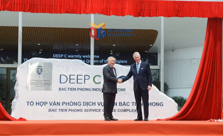 Nhà vua Vương quốc Bỉ Philippe và Phó Thủ tướng Thường trực Chính phủ Nguyễn Hòa Bình kéo băng khai trương Tổ hợp văn phòng Dịch vụ KCN Bắc Tiền Phong. Ảnh: Thu Chung