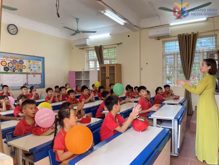 Cô và trò Trường Tiểu học Phong Hải (phường Liên Hoà) trong tiết học đầu tiên ngày khai giảng năm học 2024-2025.
