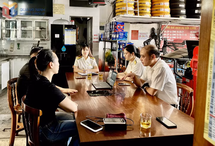 Cán bộ cơ quan Thuế giải đáp một số vướng mắc cho doanh nghiệp trong quá trình triển khai hóa đơn điện tử khởi tạo từ máy tính tiền. 