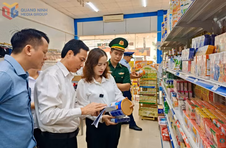 Đoàn kiểm tra liên ngành ATTP số 3 của tỉnh kiểm tra một số cơ sở sản xuất, kinh doanh tại xã Ba Chẽ. Ảnh: Ngọc Lợi (CTV)