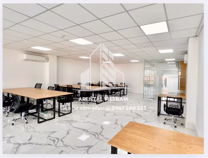 Ảnh chụp không gian văn phòng trọn gói Quận 2 (cũ) đã được setup đầy đủ bàn ghế.