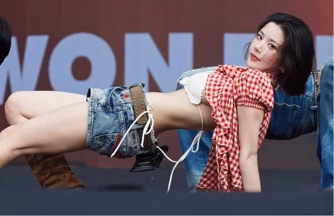 Kwon Eun Bi đặt ra chế độ ăn kiêng, luyện tập khắc nghiệt để có hình thể đẹp trình diễn ở lễ hội nhạc nước. Ảnh: X.
