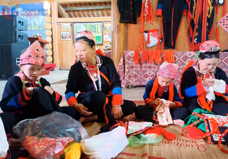 Học sinh xã Quảng Tân được truyền dạy thêu trang phục thổ cẩm.