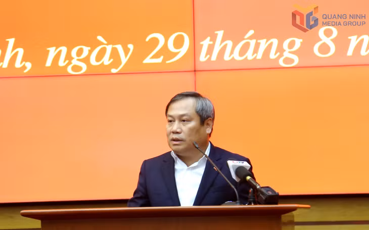 Đồng chí Vũ Đại Thắng, Ủy viên Trung ương Đảng, Bí thư Tỉnh ủy, Trưởng Đoàn ĐBQH tỉnh phát biểu giao nhiệm vụ tại hội nghị.