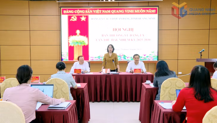 Đồng chí Trịnh Thị Minh Thanh, Phó Bí thư Thường trực Tỉnh ủy, Chủ tịch HĐND tỉnh, Bí thư Đảng ủy các Cơ quan Đảng tỉnh, phát biểu tại hội nghị.