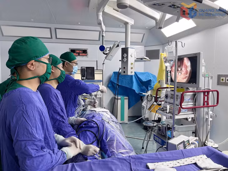 Ca phẫu thuật cột sống cho người bệnh tại Bệnh viện Đa khoa tỉnh.