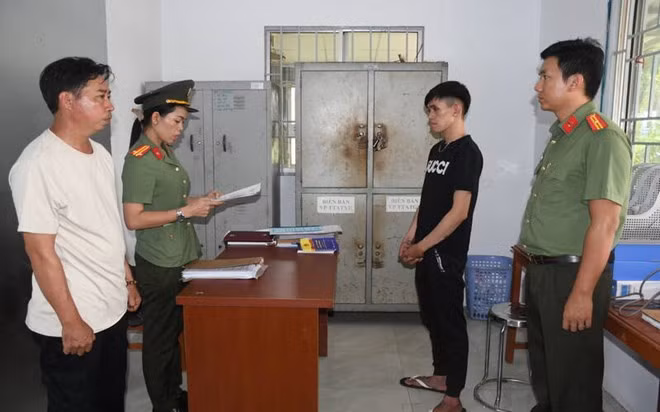 Cơ quan An ninh điều tra tỉnh Vĩnh Long thi hành lệnh bắt Nguyễn Quốc Bảo. Ảnh: Công an cung cấp