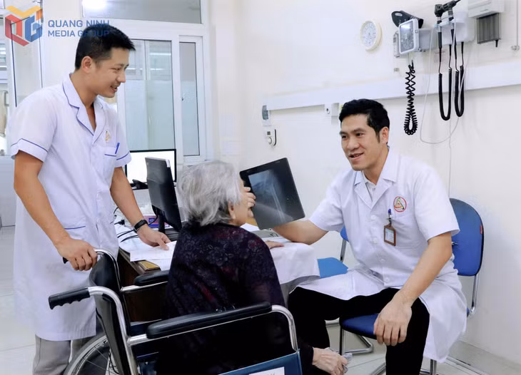 Bác sĩ CKII Hà Duy Nam, Phó Giám đốc Trung tâm Y tế Đông Triều (bên phải) đang khám, tư vấn cho người bệnh.