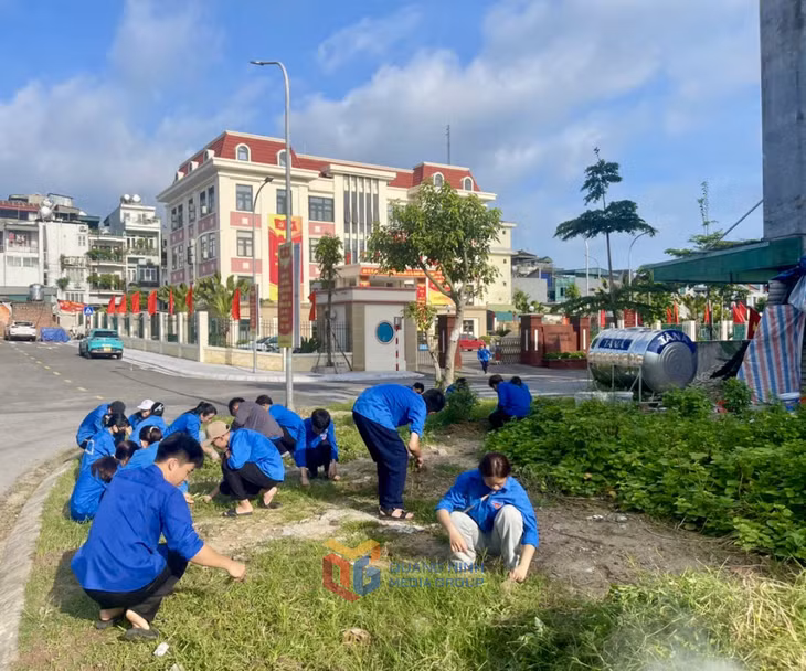 Đoàn thanh niên phường tham gia dọn VSMT tại khu vực trụ sở Đảng ủy-HĐND-UBND phường.