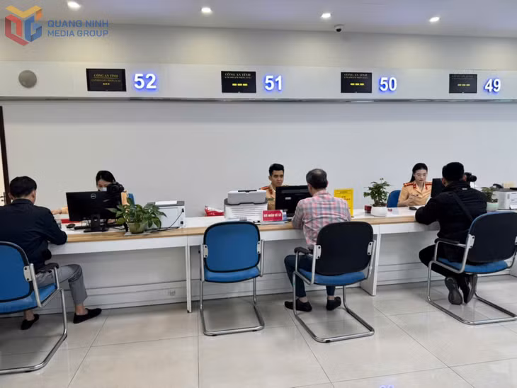 Từ ngày 5/9, Phòng CSGT (Công an tỉnh), Công an các xã, phường, đặc khu tiếp nhận giải quyết 100% hồ sơ cấp, đổi GPLX cho công dân trên môi trường trực tuyến.