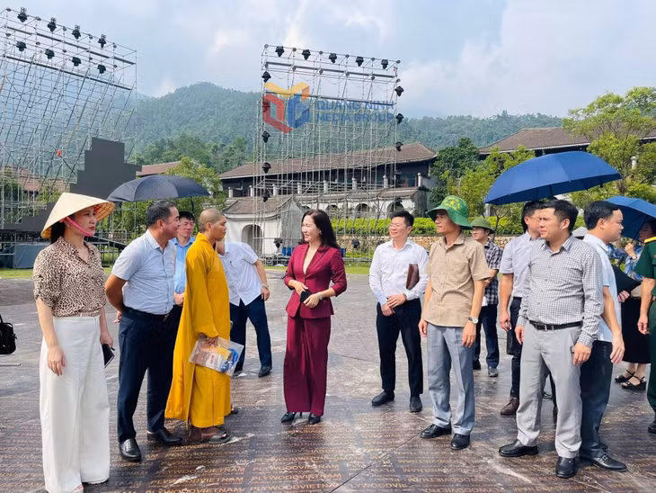 Đồng chí Nguyễn Thị Hạnh, Phó Chủ tịch UBND tỉnh Quảng Ninh, cùng đoàn công tác của các sở, ban, ngành đã trực tiếp kiểm tra công tác chuẩn bị Lễ công bố Di sản Văn hóa Thế giới Quần thể Yên Tử - Vĩnh Nghiêm - Côn Sơn, Kiếp Bạc tại Yên Tử.