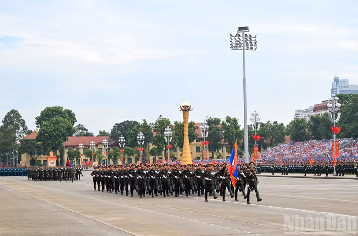Đoàn Quân đội nhân dân Lào diễu binh, diễu hành trên Quảng trường Ba Đình.