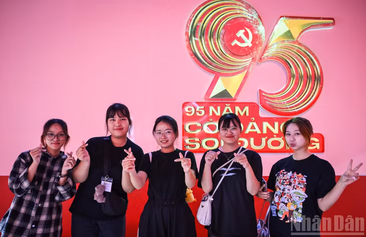 Triển lãm 95 năm Cờ Đảng soi đường hứa hẹn sẽ truyền tải những tư liệu lịch sử vẻ vang của Đảng mà không hề khô khan cho thế hệ trẻ.