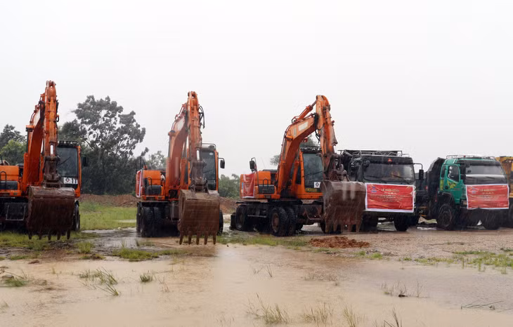 Các phương tiện, máy móc tiến hành khởi động dự án.