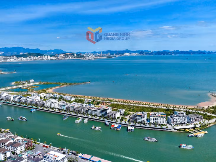 Cảng tàu khách Tuần Châu, nơi những du thuyền đưa khách tham quan bắt đầu hành trình khám phá vịnh Hạ Long.