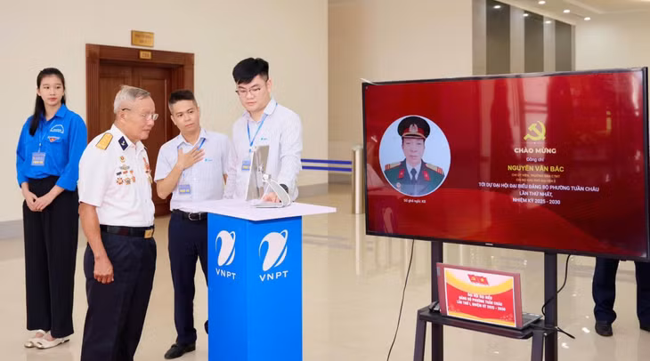 Trong quá trình tổ chức Đại hội, Đảng bộ phường Tuần Châu chú trọng ứng dụng CNTT, chuyển đổi số nhằm nâng cao chất lượng tổ chức đại hội, đồng thời lan tỏa tinh thần đổi mới, sáng tạo trong toàn hệ thống chính trị và các tầng lớp nhân dân. Ảnh: 100% đại biểu dự đại hội tiến hành điểm danh tham dự bằng nền tảng công nghệ hiện đại, sử dụng trí tuệ nhân tạo AI kết hợp quét FaceID nhận diện để điểm danh tự động. Ảnh: Phường Tuần Châu.