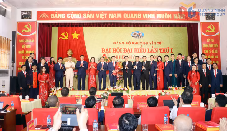 Đồng chí Vũ Quyết Tiến, Phó Bí thư Tỉnh uỷ tặng hoa chúc mừng Ban Chấp hành Đảng bộ phường Yên Tử nhiệm kỳ 2025-2030.