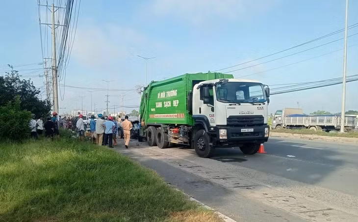 Hiện trường 3 người thương vong sau khi ô tô điện tông đuôi xe chở rác - Ảnh: CTV