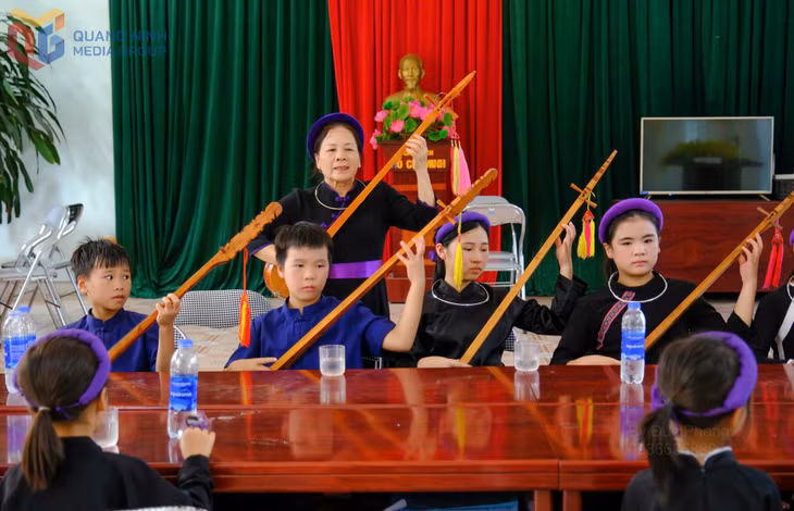 Bà Lý Thị Hoa, Chủ nhiệm CLB Văn nghệ xã Bình Liêu, dạy hát then, đàn tính cho thiếu nhi xã.