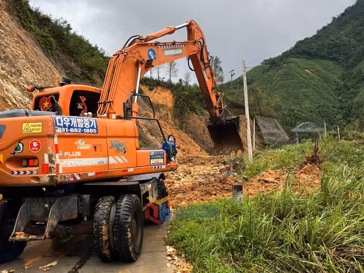 Phương tiện, máy móc được huy động để khơi thông điểm sạt lở trên tuyến đường liên xã Quảng An - Quảng Lâm (tháng 9/2024).