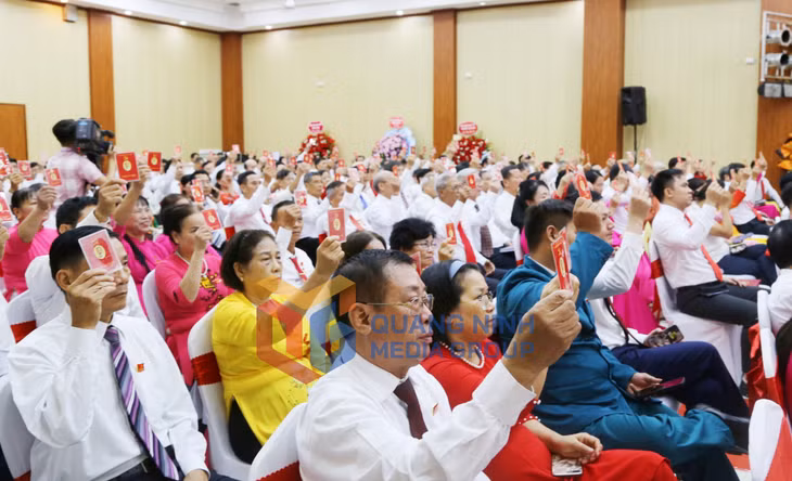 Các đại biểu biểu quyết thông qua Nghị quyết Đại hội Đảng bộ phường Cao Xanh lần thứ I, nhiệm kỳ 2025-2030 (8-2025). Ảnh: Nguyễn Thanh