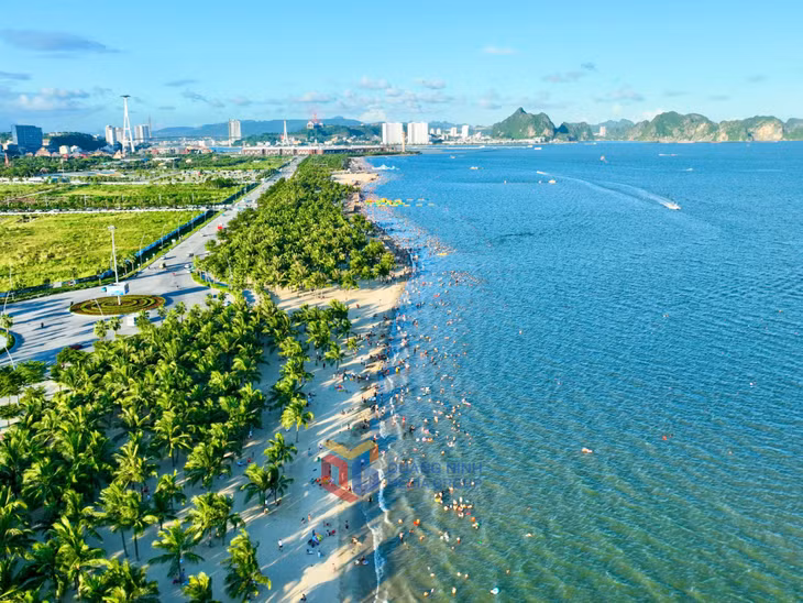 Vùng đất này còn hấp dẫn du khách bởi những bãi tắm trải dài.