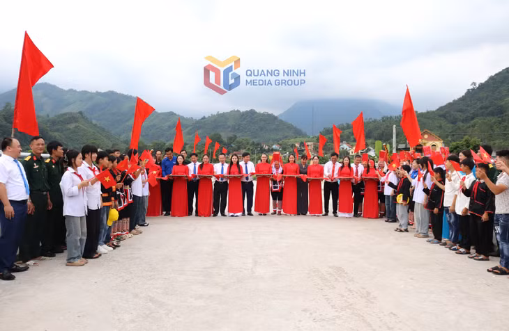 Xã Quảng Tân tổ chức gắn biển công trình chào mừng Đại hội Đảng bộ xã lần thứ I, nhiệm kỳ 2025-2030