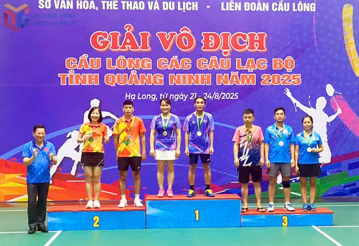 BTC trao giải cho các VĐV xuất sắc nhất ở nội dung đôi nam nữ lứa tuổi 41-45.