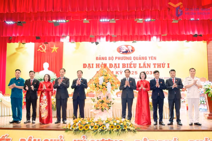Đồng chí Vũ Văn Diện, Ủy viên Ban Thường vụ Tỉnh ủy, Phó Chủ tịch Thường trực UBND tỉnh, tặng hoa chúc mừng BCH Đảng bộ phường Quảng Yên, nhiệm kỳ 2025-2030.