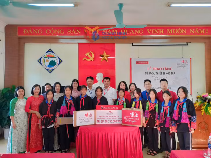 Agribank Chi nhánh Đông Quảng NInh tặng tủ sách, thiết bị học tập cho PTDT nội trứ YHCS Hải Hà, xã Quảng Hà
