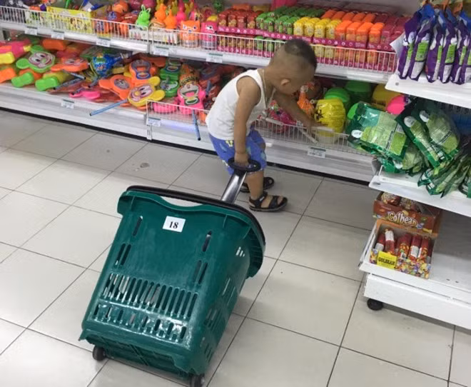 Đưa trẻ đi siêu thị sẽ là hoạt động thú vị nhân kỳ nghỉ lễ Quốc khánh 2.9. Ảnh: Hà Trang