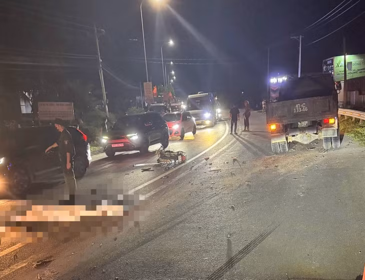 Hiện trường vụ tai nạn khiến người đi xe máy tử vong tại chỗ. Ảnh: Phạm Duy