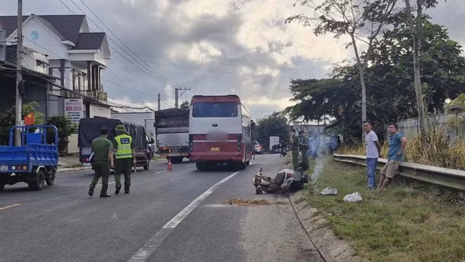 Hiện trường diễn ra vụ va chạm giữa xe máy và xe khách khiến một người tử vong tại chỗ. Ảnh: Lam Hồng